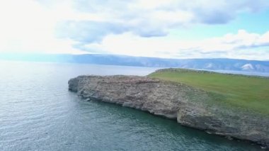 Toprak ve su üzerinde uçuş. Rusya, Baykal, Bay küçük deniz. Ada Kharantsy. Çevre Olkhon Adası. Video. UltraHD (4k)