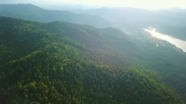 Teletskoe Gölü yakınlarındaki tepelerde İHA kazası. Yönlendirilmemiş rotasyon. Rusya, Altai. Video kaydı. UltraHD (4K)