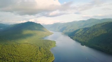 Teletskoye Gölü 'nün panoramik manzarası bulutlara tırmanıyor. Rusya, Altai. Ormanlarla kaplı dağlar. Video kaydı. UltraHD (4K)