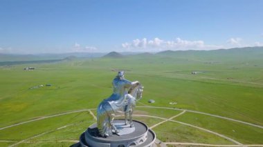 Atlı heykeli Cengiz Khan'ın güneşli havalarda. Ulaanbaatar, Moğolistan. Video. UltraHD (4k)