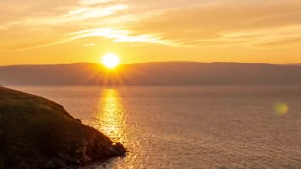 小さな海の海峡に沈む夕日 バイカル湖 モンゴルへ島 ロシア 時間の経過 ビデオ — ストック動画