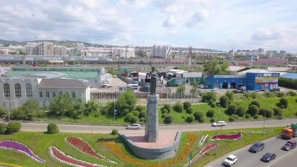ロシア ウラン 2018年8月3日 おもてなしのブリヤート 記念碑彫刻 セレンガ川の岸に設置された ビデオだ Ultrahd — ストック動画