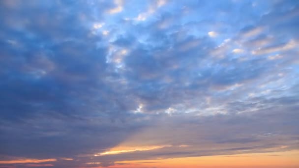 Bulutlar Ile Günbatımı Gök Yüzü Zaman Atlamalı Video Ultrahd — Stok video