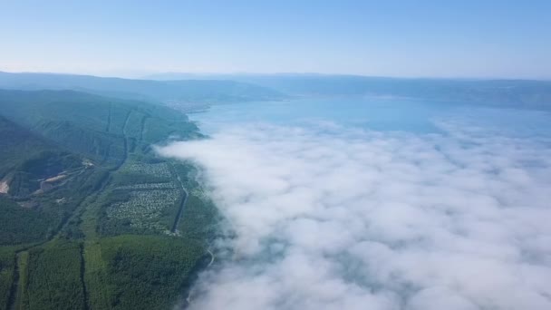 Volando Sopra Nuvole Costa Del Lago Baikal Montagne Coperte Foresta — Video Stock