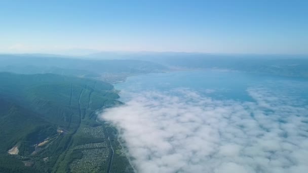 Volando Sopra Nuvole Costa Del Lago Baikal Montagne Coperte Foresta — Video Stock