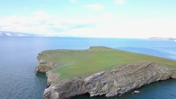 Vuelo Sobre Tierra Agua Rusia Baikal Bay Small Sea Island — Vídeo de stock