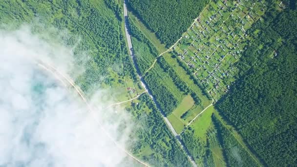 火车沿着铁路沿着海滨的云层爬行 Transibir铁路高速公路 在云上飞翔 贝加尔湖沿岸录像超声波 — 图库视频影像