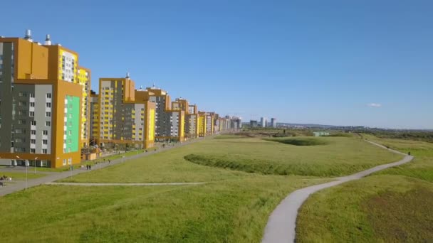 Nowe Budynki Nowy Obszar Miasta Ekaterinburg Budowa Domów Parków Dróg — Wideo stockowe