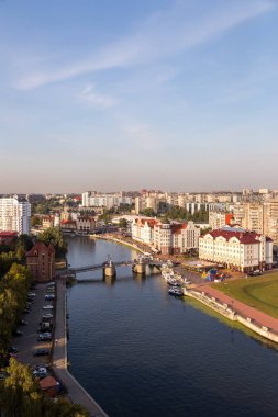 Kaliningrad merkezi günbatımı ışığı. Jubilee Köprüsü, balık Köyü, kanalları Pregolya Nehri'nin. Rusya