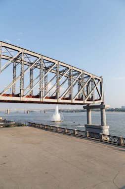 Rusya, Novosibirsk. Demiryolu Köprüsü. Ob nehrin karşısındaki ilk Demiryolu Köprüsü'nün parçası