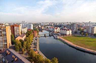 Kaliningrad şehir merkezi görünümü. Jubilee Köprüsü, Balık Köyü, kanalları Pregolya Nehri'nin. Rusya