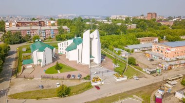 Rusya, Irkutsk - 27 Temmuz 2018: Tanrı'nın annesi tertemiz kalbinde katedral. Katolik Kilisesi, Protestan Kilisesi. Mimari tarzı - yapısalcılık, Dron üzerinden  