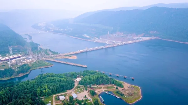 エニセイ川のクラスノヤルスク水力発電所 ロシアののむのすき — ストック写真
