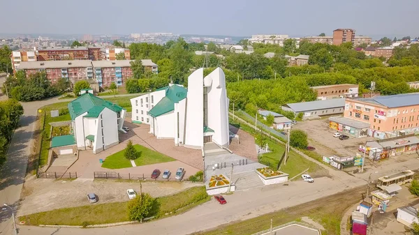 Rusya, Irkutsk - 27 Temmuz 2018: Tanrı'nın annesi tertemiz kalbinde katedral. Katolik Kilisesi, Protestan Kilisesi. Mimari tarzı - yapısalcılık, Dron üzerinden  