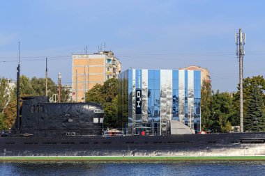 Rusya, Kaliningrad - 20 Eylül 2018: Küp, Pavilion müze denizaltı B-413 ve dünya okyanus deniz merkezinin su. Pregolya Nehri