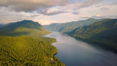 Panoramik göl Teletskoye, bulutlar tırmanıyor. Rusya, altay. Ormanlar, üzerinden Drone ile kaplı dağları  
