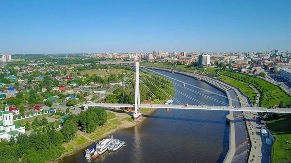 Város Tyumen Töltésén Folyó Tura Híd Szerelmesek Oroszország Tyumen Andrásné — Stock Fotó
