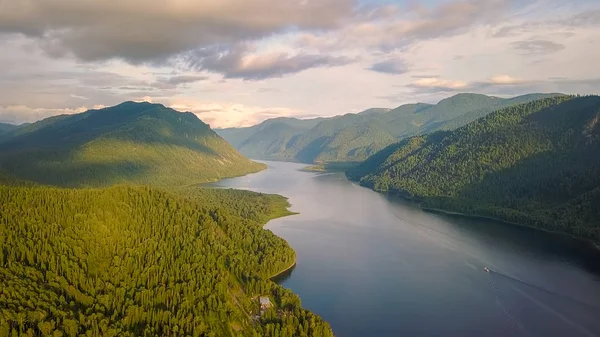 Vista Panorâmica Lago Teletskoye Escalada Para Nuvens Rússia Altai Montanhas — Fotografia de Stock