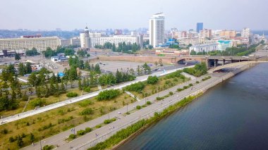 Rusya, Krasnoyarsk - 22 Temmuz 2018: Ortak köprü. Tiyatro Meydanı. Yazıt ve saat - Krasnoyarsk 2019. Krasnoyarsk, Dron üzerinden şehir panoraması 
