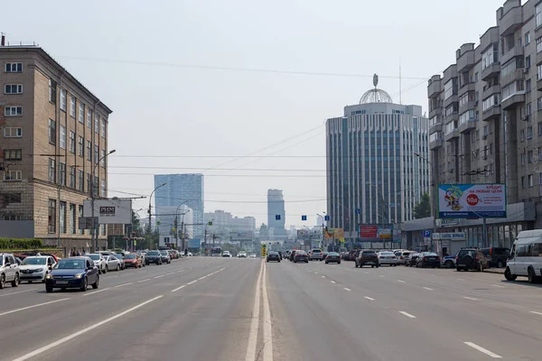 Oroszország, Novoszibirszk - 2018. július 19.: Az egyik a központi utcák — Stock Fotó