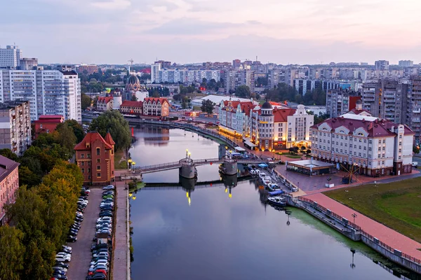 Early morning in Kaliningrad. River Pregolya, Embankment of the — Stock Photo, Image