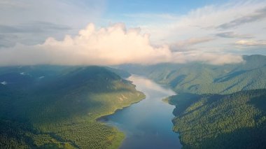 Panoramik göl Teletskoye, bulutlar tırmanıyor. Rusya, altay. Ormanlar, üzerinden Drone ile kaplı dağları 