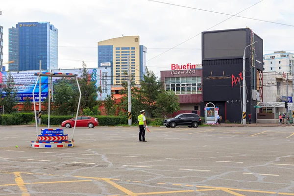 Mongolei, ulaanbaatar - 08. August 2018: mongolische verkehrspolitik — Stockfoto