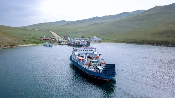 Rusya, Olkhon - 27 Temmuz 2018: Bağlama feribot meni Batagayev. Deniz baykal. Olkhon Adası'na feribot. Ada., üzerinden dron taraftan — Stok fotoğraf