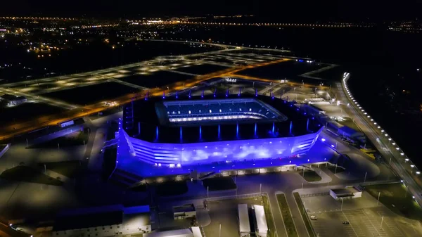 Rússia, Kaliningrado - 20 de setembro de 2018: Estádio noturno aéreo Kaliningrado - estádio de futebol em Kaliningrado, construído em 2018 para os jogos da Copa do Mundo FIFA de 2018, From Drone — Fotografia de Stock