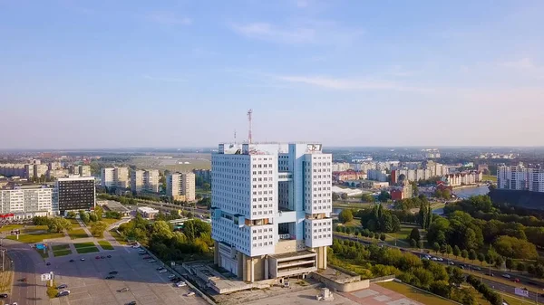 Rusia, Kaliningrad - 21 September 2018: Bagian tengah kota Kaliningrad, gedung Soviet yang belum selesai dibangun di kota konstruktivisme pada masa Uni Soviet, From Drone — Stok Foto