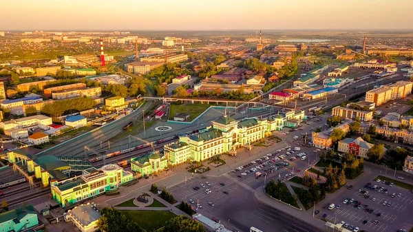 Russland, omsk - 16. juli 2018: der zentrale bahnhof der stadt omsk. Der Bau des Bahnhofs. Sonnenuntergang, von dron — Stockfoto