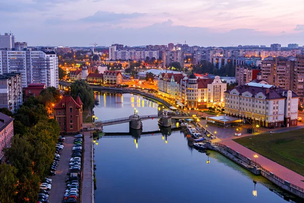 Frühmorgens in Kaliningrad. Fluss Pregolya, Böschung der — Stockfoto