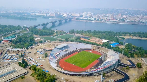 Rosja, Krasnojarsk - 23 lipca 2018: Obiekt sportowy. Stadion Centralny imieniem Lenina Komsomołu, od Dron — Zdjęcie stockowe