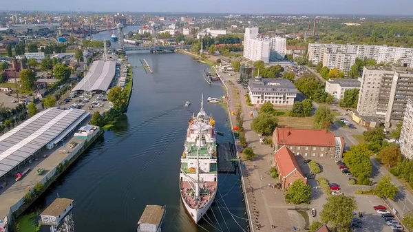 Ryssland, Kaliningrad - 21 September 2018: Vetenskapliga forskningen fartyget Kosmonavt Viktor Patsayev, fartyget Vityaz. Fartyg utställningar av museet av världen havet vid bryggan, från Drone — Stockfoto