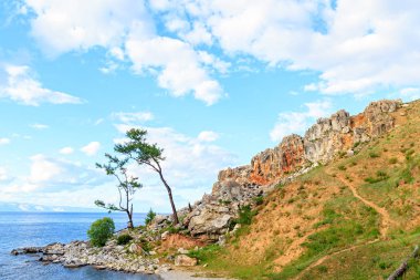 Sahil Cape Burhan. Rusya, Baykal Gölü. Olkhon Adası. Bay 