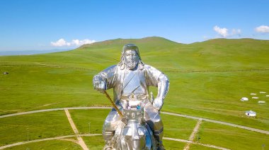 Atlı heykeli cengiz Khan'ın güneşli havalarda. Moğolistan, Ulaanbaatar, dron üzerinden 
