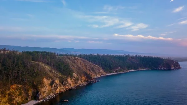 Rússia, Lago Baikal, Ilha Olkhon, Pôr do sol sobre a Baía do Mar Pequeno, De Drone — Fotografia de Stock