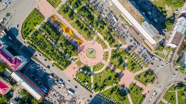 Rusya, Irkutsk. Kirov sonra adlı Meydanı. Çeşmeden Dron — Stok fotoğraf