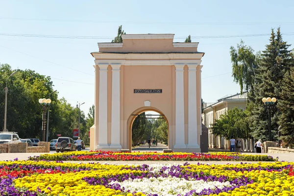 Rússia, Omsk. Portas de Tarskie da fortaleza de Omsk. Inscrição em — Fotografia de Stock