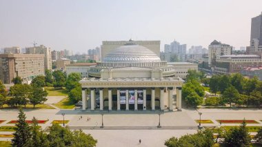 Rusya, Novosibirsk - 19 Temmuz 2018: Novosibirsk Devlet Akademik Tiyatrosu Opera ve Balesi, Dron üzerinden 