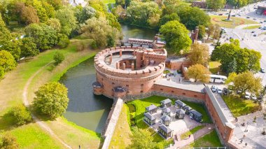 Rusya, Kaliningrad. Ortalarında on dokuzuncu yüzyıldan kalma kale kule. Kaliningrad Merkezi üzerinden dron Verkhneye göl kıyısında yer alan 