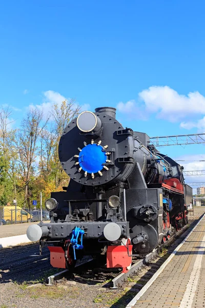 Russia, Kaliningrad: Monument to the steam locomotive of the TE — Stock Photo, Image