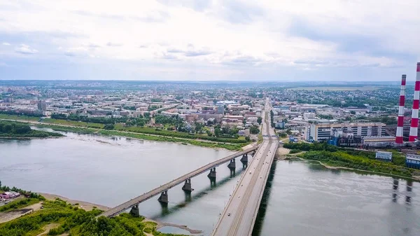 Kuznetsk Köprü Nehri Tom. Kemerovo şehir manzarasına. Rusya'dan Dron — Stok fotoğraf