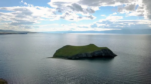 Voo sobre terra e água. Rússia, Baikal, Baía Mar Pequeno. Ilha Kharantsy. Perto da Ilha Olkhon, de Drone — Fotografia de Stock