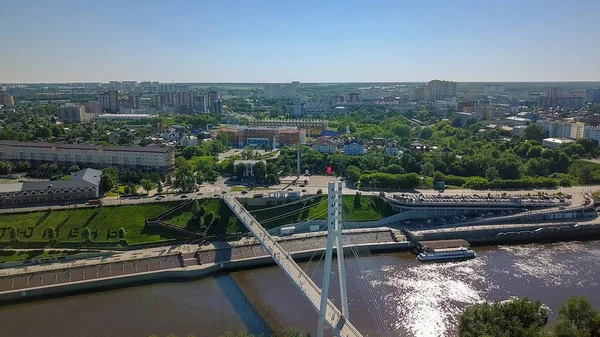 Tyumen şehir, Aşıklar Köprüsü nehir Tura çıkabilir. Rusya, Tyumen, Dron üzerinden — Stok fotoğraf