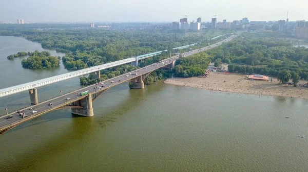 Metro-bron och gemensamt bron. Panorama över den staden Novosibirsk. Visa på floden Ob. Ryssland, från Dron — Stockfoto