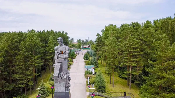 Rusia, Kemerovo - 21 de julio de 2018: Monumento - Memoria a los mineros de Kuzbass. La ciudad de Kemerovo. Rusia, de Dron —  Fotos de Stock