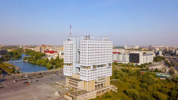 Rusia, Kaliningrado - 21 de septiembre de 2018: La parte central de la ciudad de Kaliningrado, el edificio inacabado Casa de los Soviets en la ciudad del constructivismo de la URSS, Desde el dron — Foto de Stock