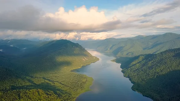 Teletskoye 湖全景, 爬上云端。俄罗斯, 阿尔泰。被森林覆盖的山脉, 来自无人机 — 图库照片