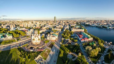 Panorama adlı günbatımı. Ekaterinburg şehir merkezi. Russ
